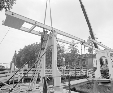 884195 Gezicht op de restauratie van de ophaalbrug over de Oude Sluis te Vreeswijk (gemeente Nieuwegein). Met naast de ...